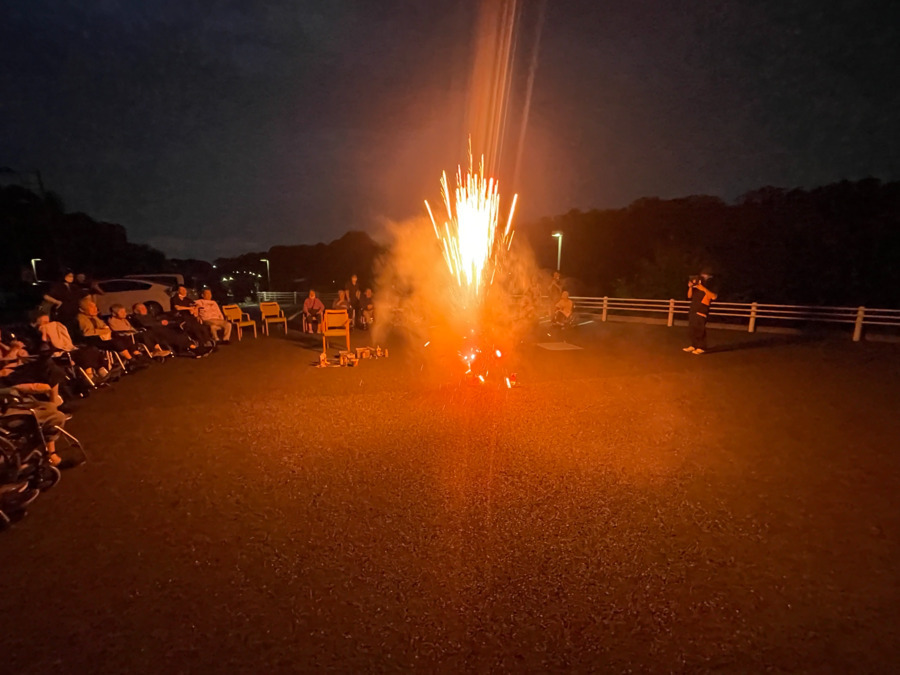 特別養護老人ホーム　バウムあすみの丘（介護職/ヘルパーの求人）の写真8枚目：駐車場で花火大会をしました。夜皆で外に出て、ｌ楽しいひと時をすごしました
