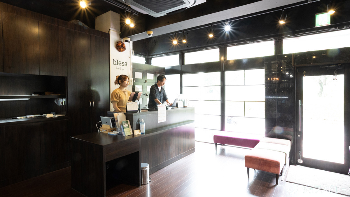 bless hair＆spa with dog - HIGASHI TOTSUKA -（美容師の求人）の写真4枚目：光が差し込む広々とした受付です