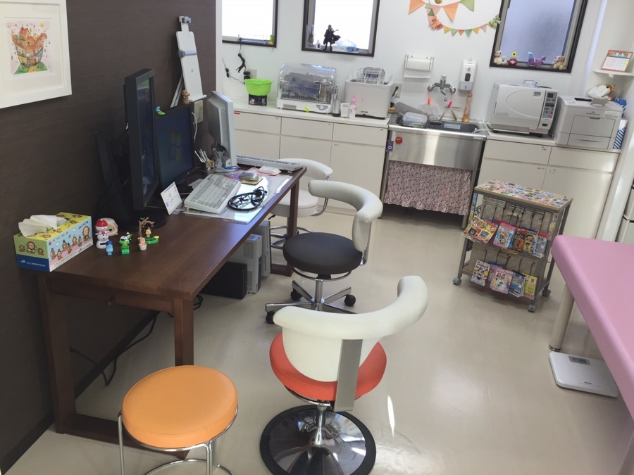 あぐい小児科クリニック（看護師/准看護師の求人）の写真8枚目：1番診察室：電子カルテ対応しています