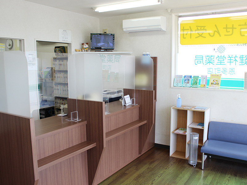 健祥堂薬局　恩多町店（薬剤師の求人）の写真2枚目：健祥堂薬局 恩多町店の内観