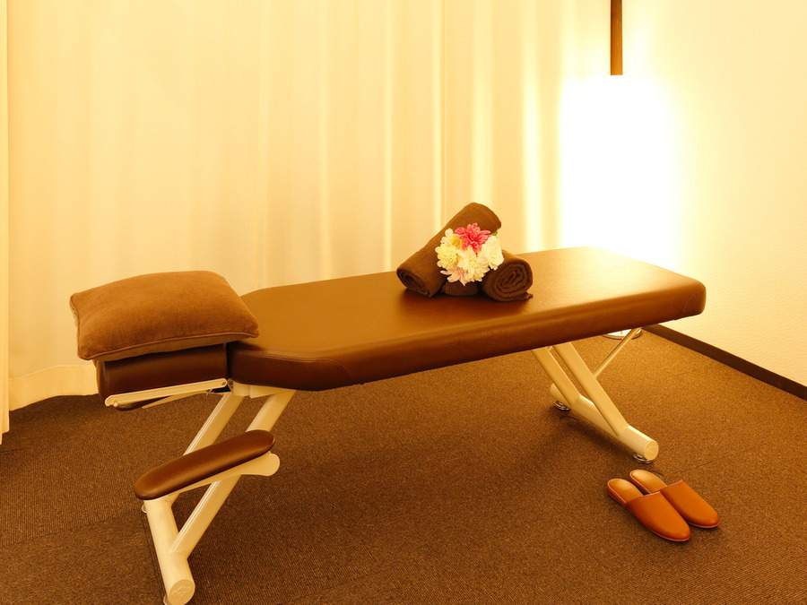 骨盤 × ツボ　コツボ整体院　市川行徳店（柔道整復師の求人）の写真24枚目：ブースが一つ一つ分かれているので、落着いた空間で集中して施術ができます◎