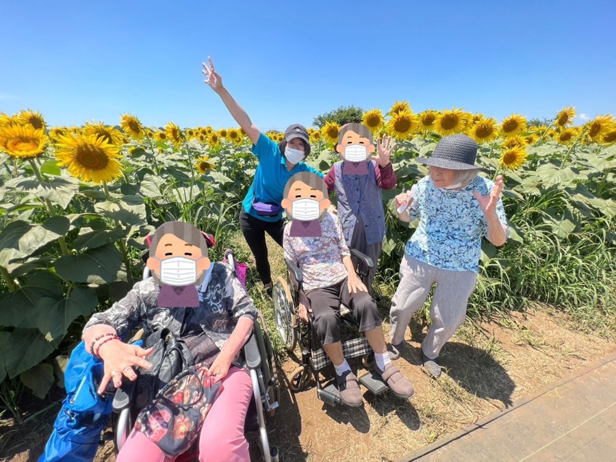 デイサービスやすらぎ邸練馬（介護職/ヘルパーの求人）の写真2枚目：定期的な外出歩行訓練を行っています。