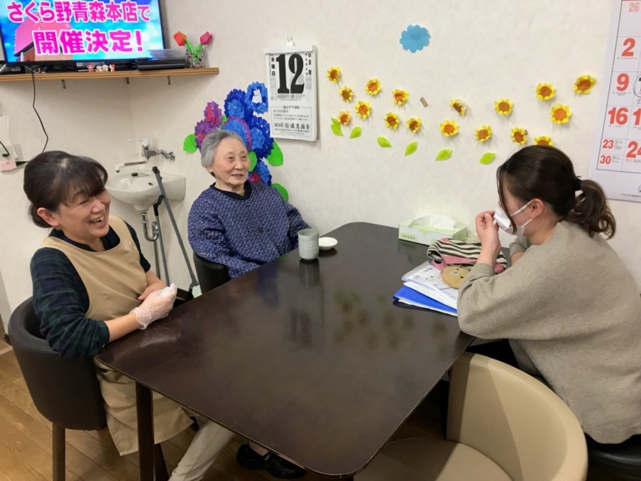 訪問介護センターケア・プロモーション（介護職/ヘルパーの求人）の写真3枚目：談笑風景（利用者様と）