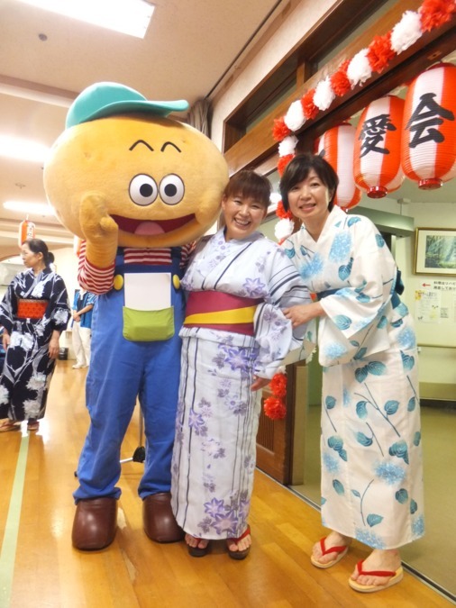 特別養護老人ホーム桧原サナホーム（看護師/准看護師の求人）の写真4枚目：夏祭りにてひのじゃが君と一緒に！向かって左側が、看護師です。