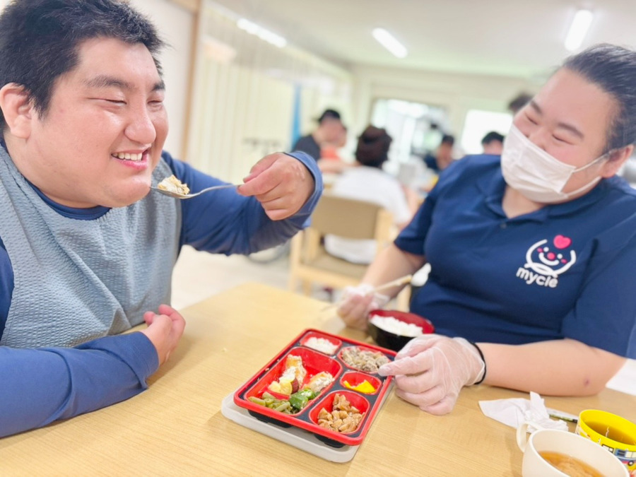 障がい者デイサービス　まいくる（生活支援員の求人）の写真3枚目：食事介助中☆
