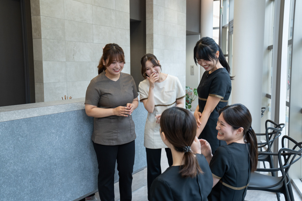 なんばエッセ歯科・小児歯科クリニック（歯科衛生士の求人）の写真6枚目：所属（訪問・外来）関係なく、ワンチームとなって働いています。