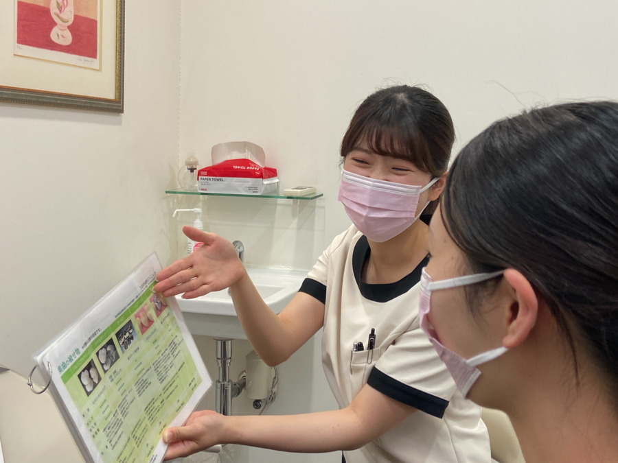 うおずみ歯科クリニック(管理栄養士/栄養士の求人)の写真:先輩管理栄養士。
患者さんへ、カウンセリング風景。