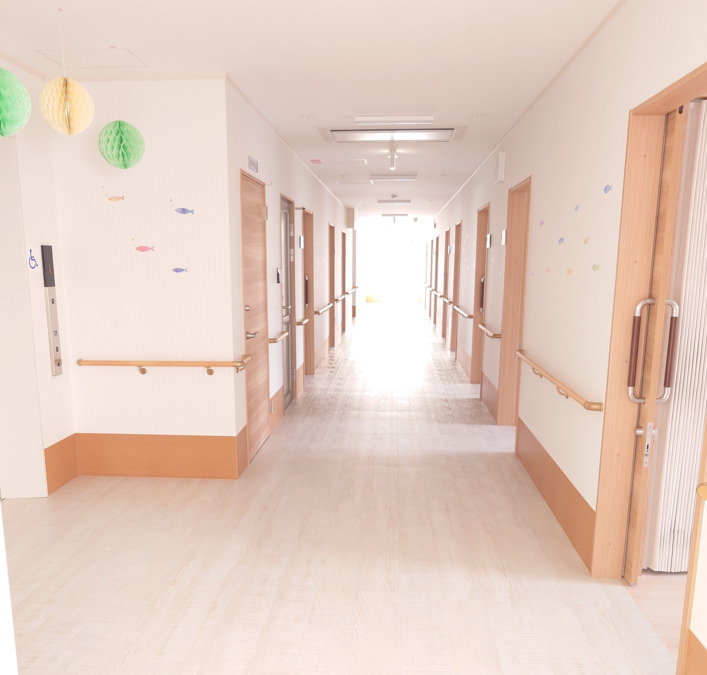 ハピネスすずらんの里（介護職/ヘルパーの求人）の写真3枚目：施設内は明るくきれい♪