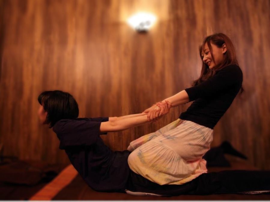 asian relaxation villa 大津瀬田店（エステティシャン/セラピストの求人）の写真9枚目：タイ古式マッサージ施術中です