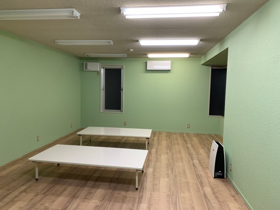 児童発達支援・放課後等デイサービス　こもれび（児童指導員/指導員の求人）の写真10枚目：訓練室：主に宿題やおやつに利用します(30㎡以上あります)
