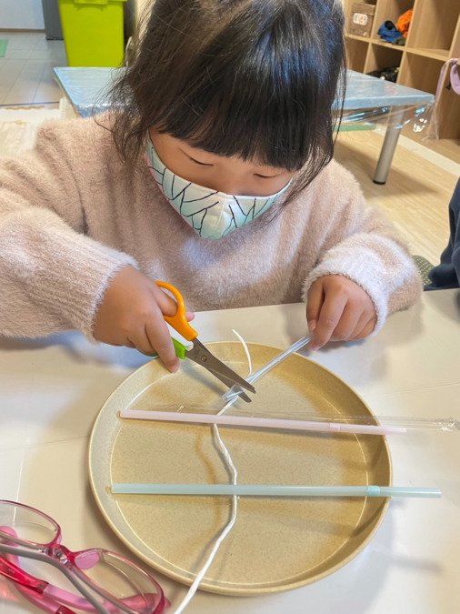 放課後等デイサービス・児童発達支援 ハンドレッド我孫子（児童指導員/指導員の求人）の写真3枚目：室内で工作‼️