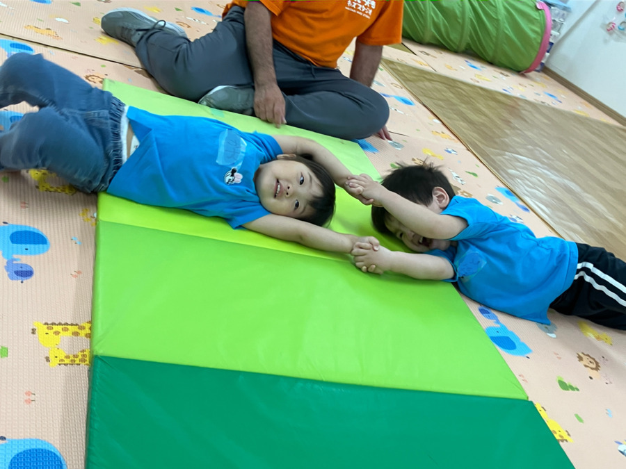 ヒーローズ保育園（保育士の求人）の写真10枚目：月に２回の体操遊びで思いっきり体を動かすよ