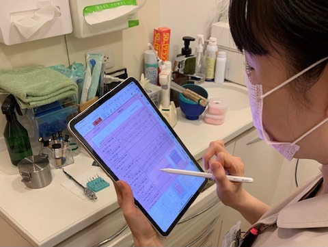 光デンタルクリニック（歯科衛生士の求人）の写真11枚目：院内デジタル化。タブレットで過去の業務記録簿をすぐに閲覧できる。