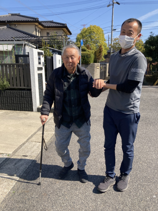 訪問看護ステーション黒衣（Team Kuroko）（言語聴覚士の求人）の写真13枚目：天気の良い日は屋外での歩行訓練を行います☀