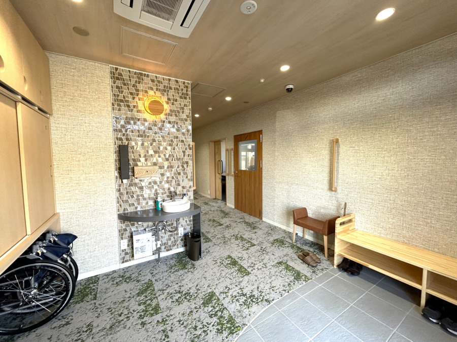 ミモザ郡山富田小規模多機能型居宅介護の写真2枚目：ご利用者・ご家族・職員が利用しやすいよう広い玄関ホールとなっております♪

