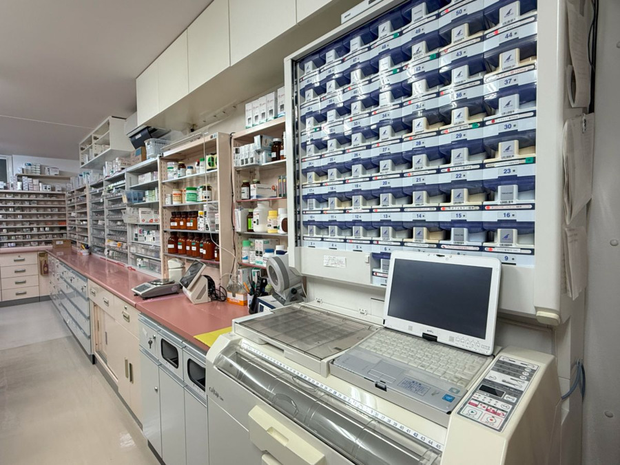 どんぐり調剤薬局（薬剤師の求人）の写真4枚目：調剤室①
自働分包機　全3台
整理・整頓は常に行い、清潔感のある調剤室です