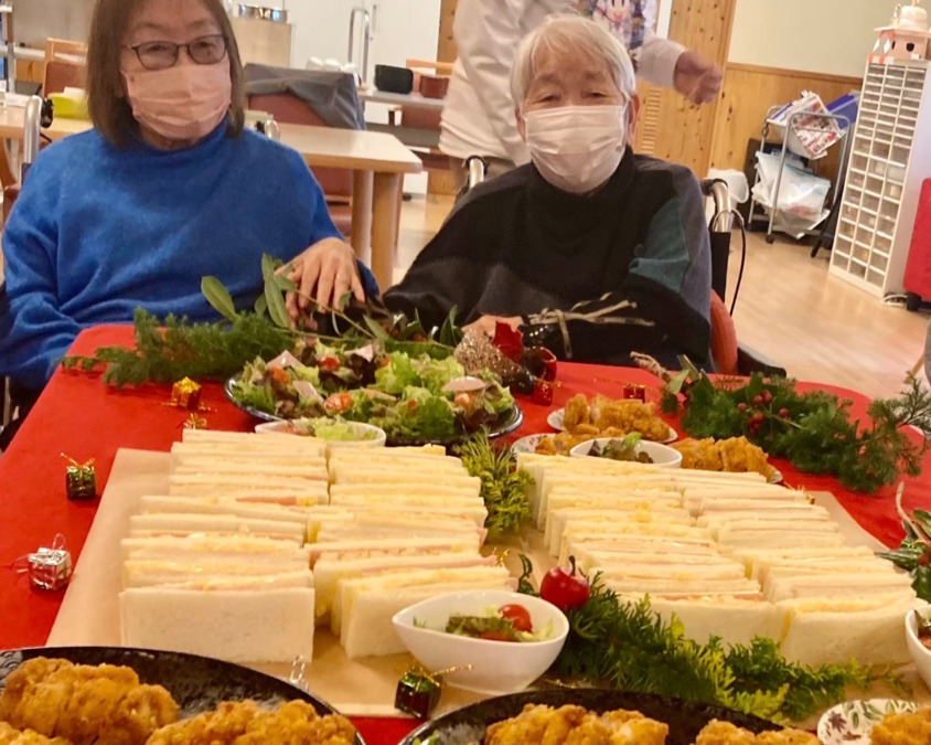 デイサービスセンター燦はね（介護職/ヘルパーの求人）の写真3枚目：クリスマスランチはオシャレに楽しみました！
