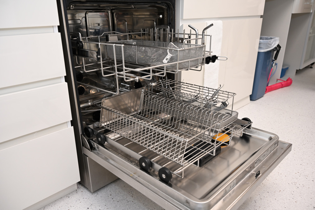 星野歯科クリニック（歯科医師の求人）の写真26枚目：ミーレ社のジェットウォッシャーで器材の洗浄消毒を行っています。