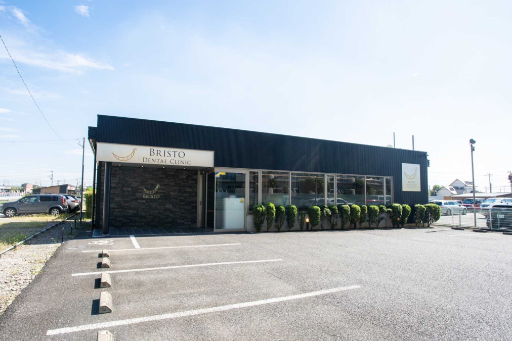 BRISTO DENTAL CLINIC(歯科助手の求人)の写真3枚目:患者様用駐車場は20台
広々としたスタッフ用駐車場も隣接されています
