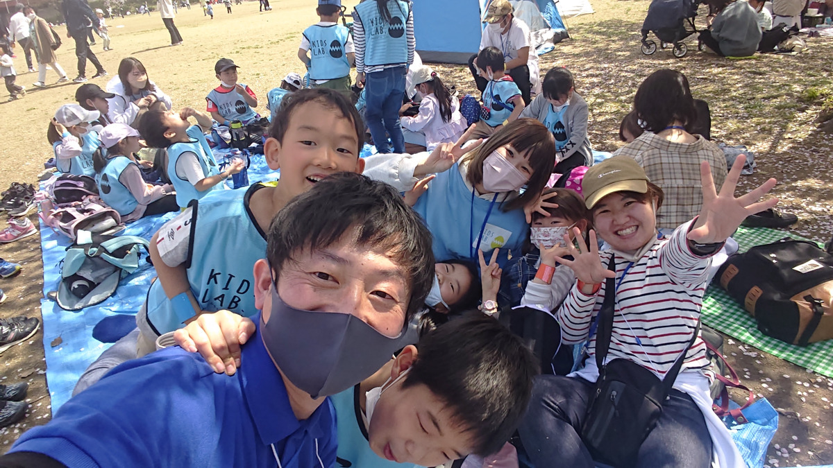 民間学童Kids Lab.長浜神照町校【2026年04月01日オープン予定】（放課後児童支援員/学童指導員の求人）の写真3枚目：遠足イベントでお花見をしました！