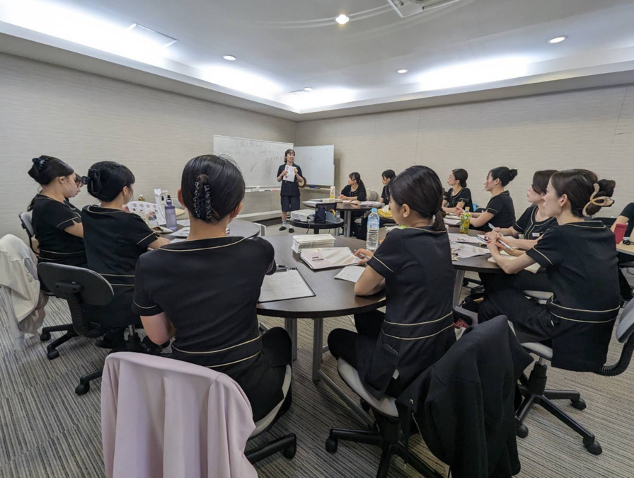 ペールノエル 浜松駅前店（エステティシャン/セラピストの求人）の写真9枚目：研修では意見交換をしたり、普段会えない他店舗スタッフとの交流もあります