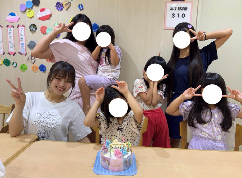 児童養護施設びっきの写真5枚目：ホームの子どもたちと誕生日を祝っています！