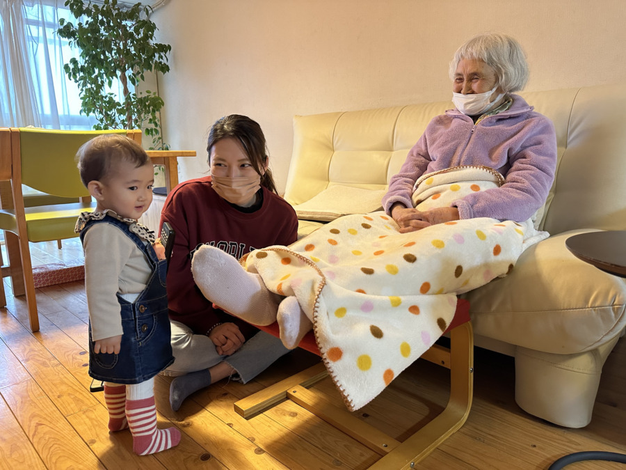 看護小規模多機能居宅介護ぐるんとびーホームの写真6枚目：スタッフのお子さんも連れて来れる事業所！
ご利用者さんが面倒を見てくれます！