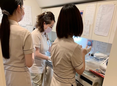 光デンタルクリニック（歯科衛生士の求人）の写真12枚目：消毒コーナーでも皆仲良く作業。チームワーク抜群♪