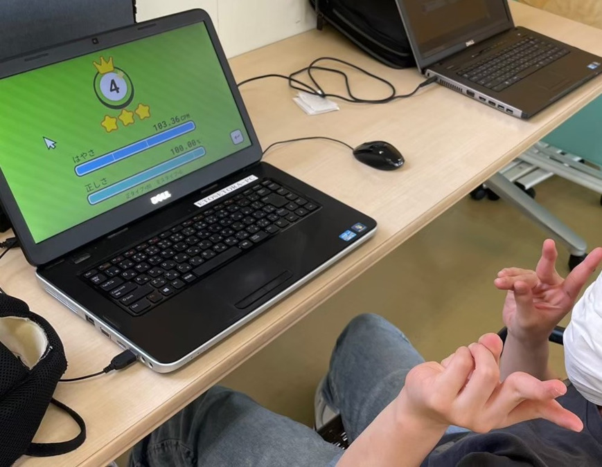 放課後等デイサービス　Cherry Blossom（児童指導員/指導員の求人）の写真21枚目：PC　タイピング