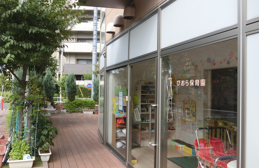 介護老人保健施設プリムローズ（介護職/ヘルパーの求人）の写真5枚目：徒歩１分のところに法人内保育園があります。