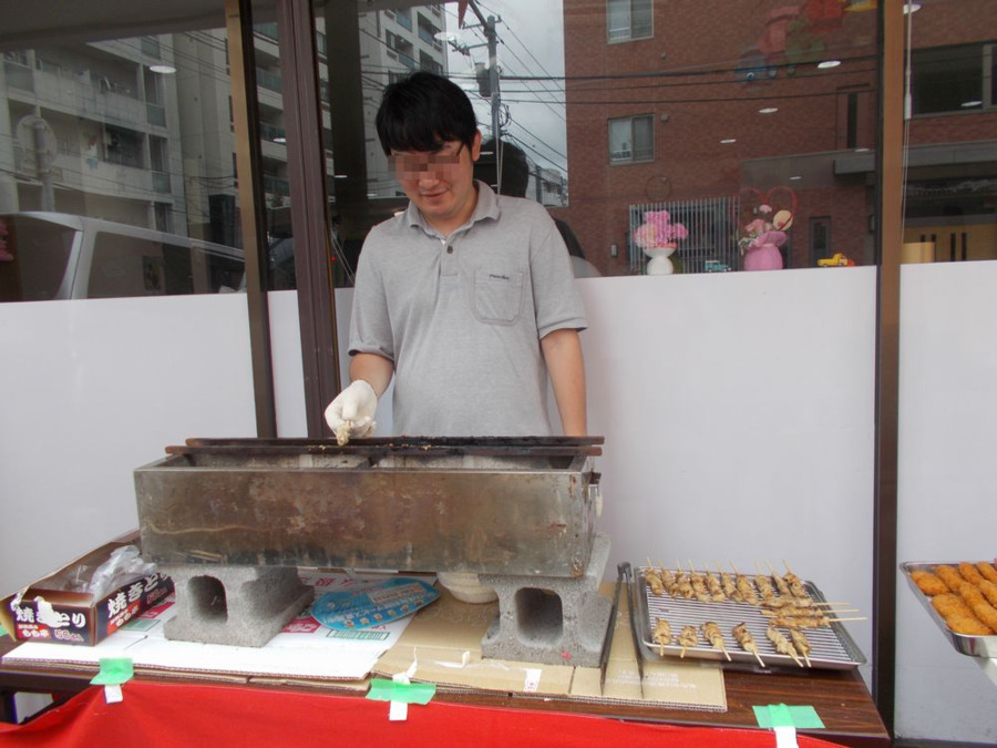 デイサービス　シャイニングの森の写真13枚目：焼き鳥も焼いちゃう系のデイサービスです（年に一回のイベントの時だけです）