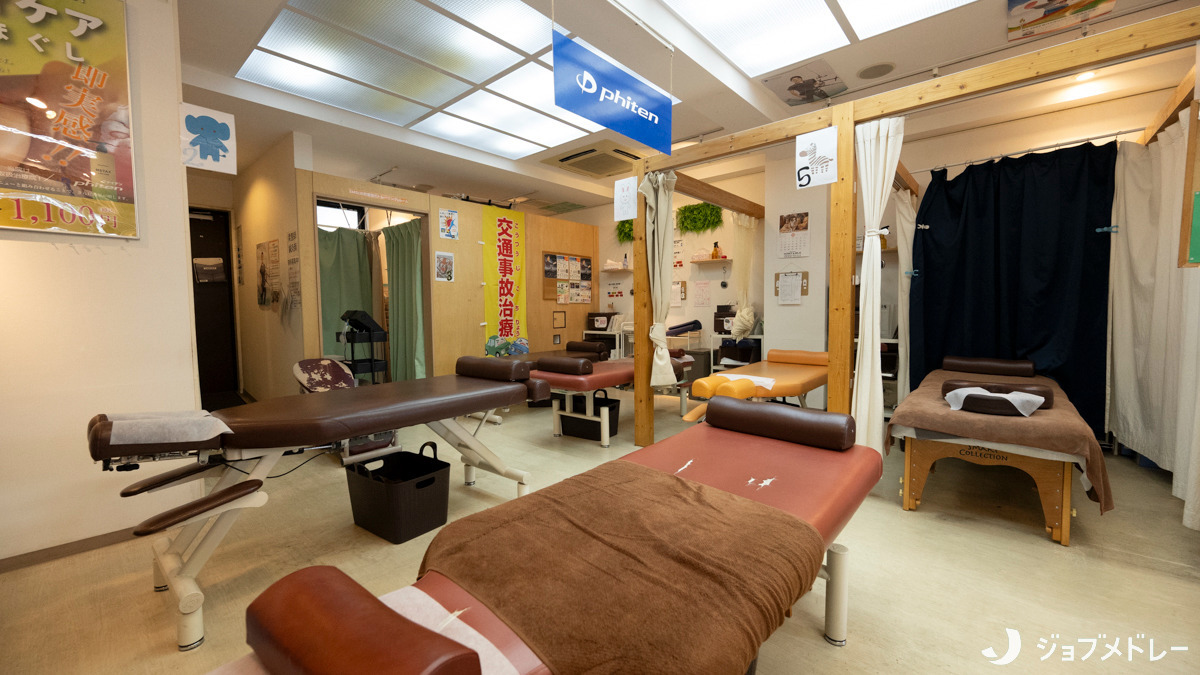 千葉寺ありがとう整骨院(柔道整復師の求人)の写真7枚目:それぞれの施術台はしっかりとカーテンで仕切られています