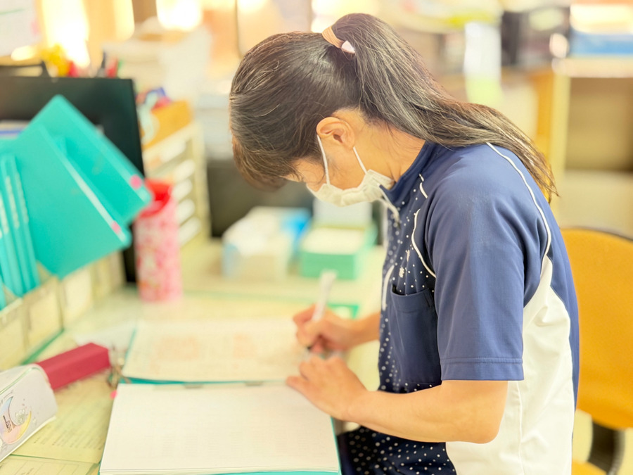 特別養護老人ホーム唐国園（介護職/ヘルパーの求人）の写真6枚目：PC入力と手書きのハイブリット！より伝わる方法で共有しております