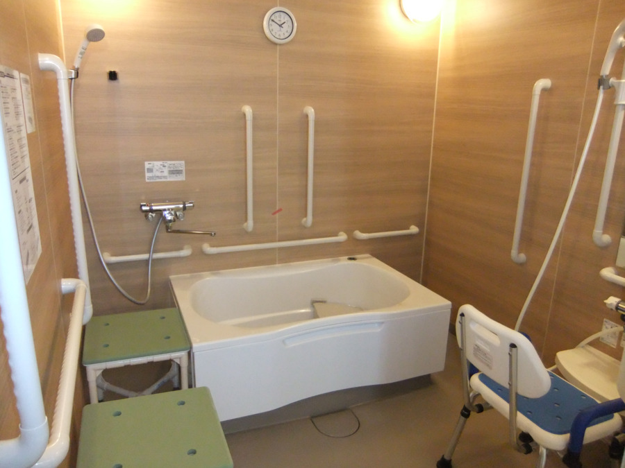 ミモザ町屋デイサービスの写真2枚目：機械浴を設置しております♨入浴介助の際は、より細やかなケアの提供が求められます。