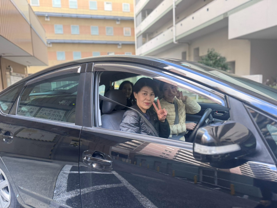 なんばエッセ歯科・小児歯科クリニック（医療事務/受付の求人）の写真5枚目：2〜3人で訪問診療に向かいます。車内も和やかな空気ですね