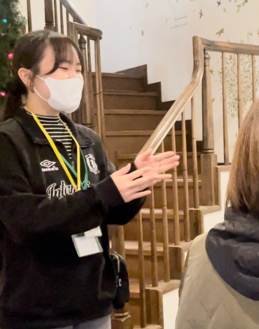 キッズパワーさくら(放課後児童支援員/学童指導員の求人)の写真5枚目:保護者さまがお迎えにいらっしゃるときにお話し