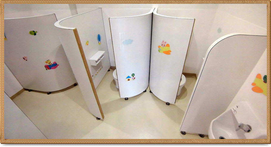 港南ひまわり保育園（保育士の求人）の写真4枚目：園内のトイレも清潔に保たれています