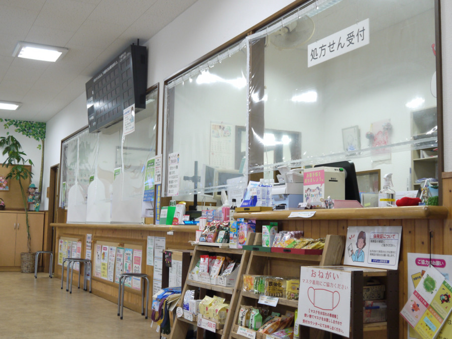 すずらん調剤薬局（薬剤師の求人）の写真4枚目：入口から奥にかけて受付・会計・投薬カウンターの順に配置されています