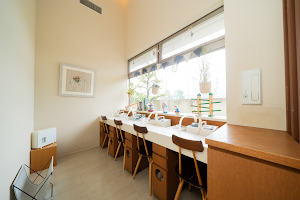 耳鼻咽喉科小児耳鼻咽喉科　ひらざわクリニック（医療事務/受付の求人）の写真6枚目：吸入スペースで患者様に案内も業務の一つです