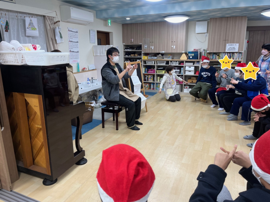 放課後等デイサービス　あんしぇる（保育士の求人）の写真11枚目：クリスマス会の手話ソング