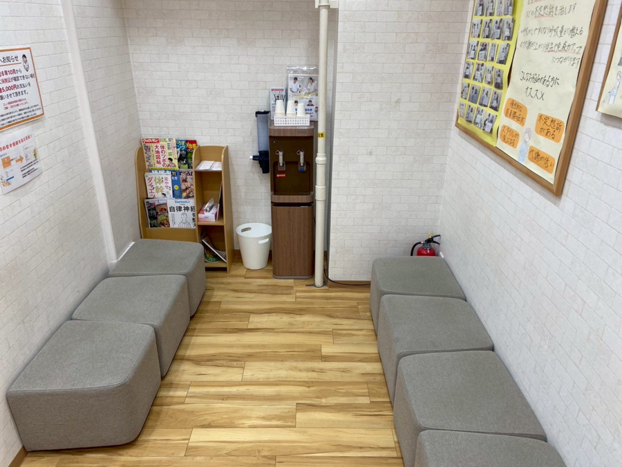 神田はぴねす鍼灸整骨院（柔道整復師の求人）の写真4枚目：待合室