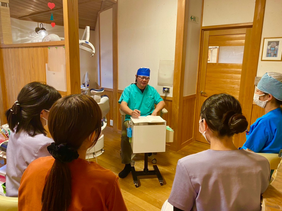 みどりの杜歯科クリニック（歯科衛生士の求人）の写真2枚目：月に一度の研修・ミーティングの様子