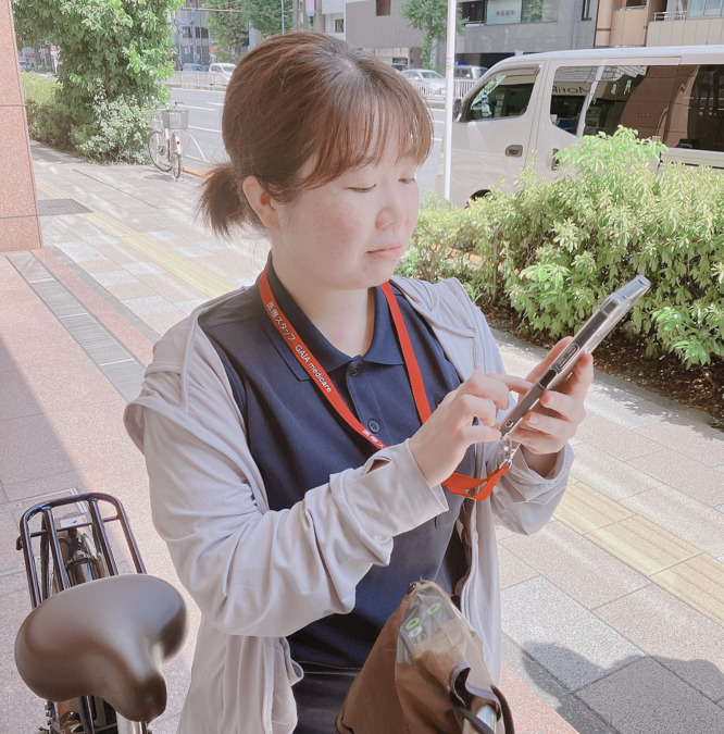 ガイア訪問看護ステーション　港（理学療法士の求人）の写真2枚目：訪問の合間などに情報チェック