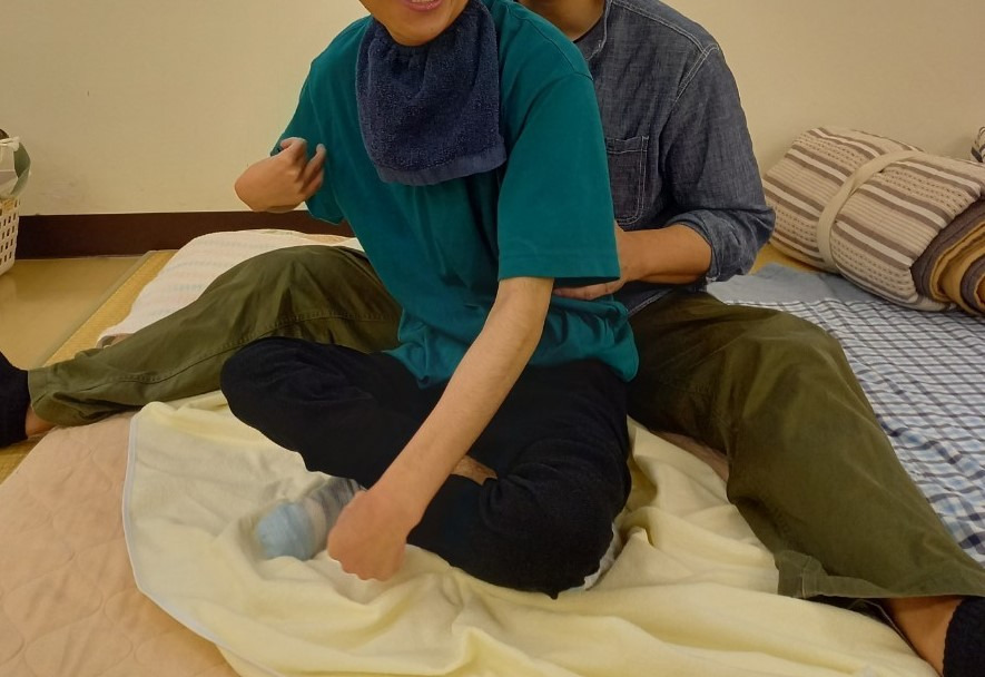 放課後等デイサービス　Cherry Blossom（児童指導員/指導員の求人）の写真19枚目：身体ケア　あぐら座位