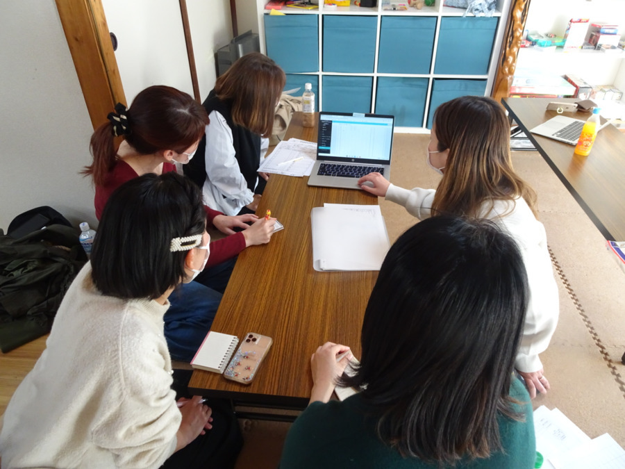 民間学童Kids Lab.長浜神照町校【2026年04月01日オープン予定】（放課後児童支援員/学童指導員の求人）の写真5枚目：年次関係なくアイデアを出し合い、創造性の高い企画にも果敢に挑戦し成長できます！