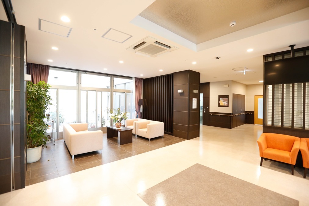 介護老人保健施設　三鷹ロイヤルの丘（作業療法士の求人）の写真2枚目：三鷹ロイヤルの丘　エントランス