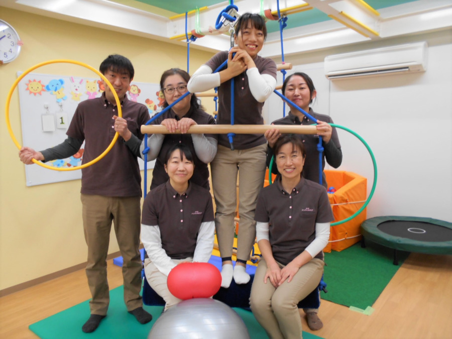 アートチャイルドケアSEDスクール枚方長尾 (児童発達支援教室)の写真:職員同士の話し合いの時間を多くとり、和気あいあいと明るい雰囲気です。