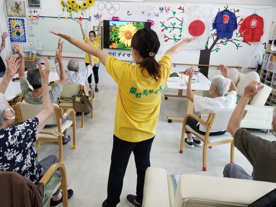 栄町デイサービスの写真2枚目：音楽に合わせて楽しく体操