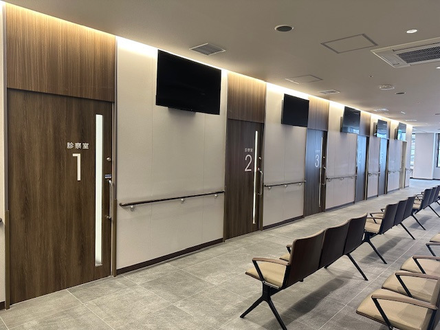 街のひかり病院 ハピタル（旧：秦病院）（医療事務/受付の求人）の写真2枚目：診察室待合。5部屋の診察室があります。