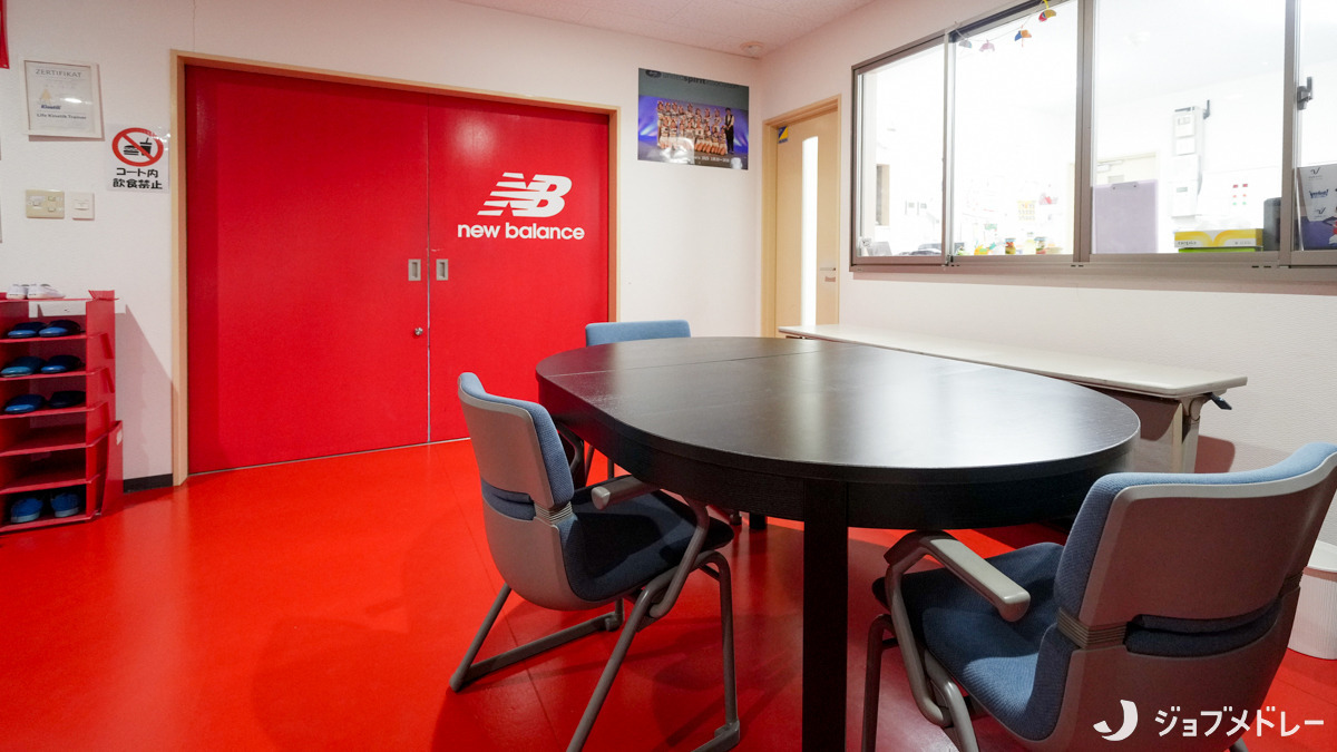 放課後等デイサービスGlowing（サービス管理責任者の求人）の写真11枚目：デスクと椅子があるスペースです